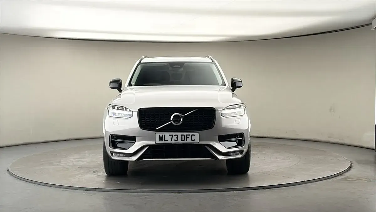 Używany Volvo XC90 Plus 250 KM (183 kW) 2023 Srebrny SUV