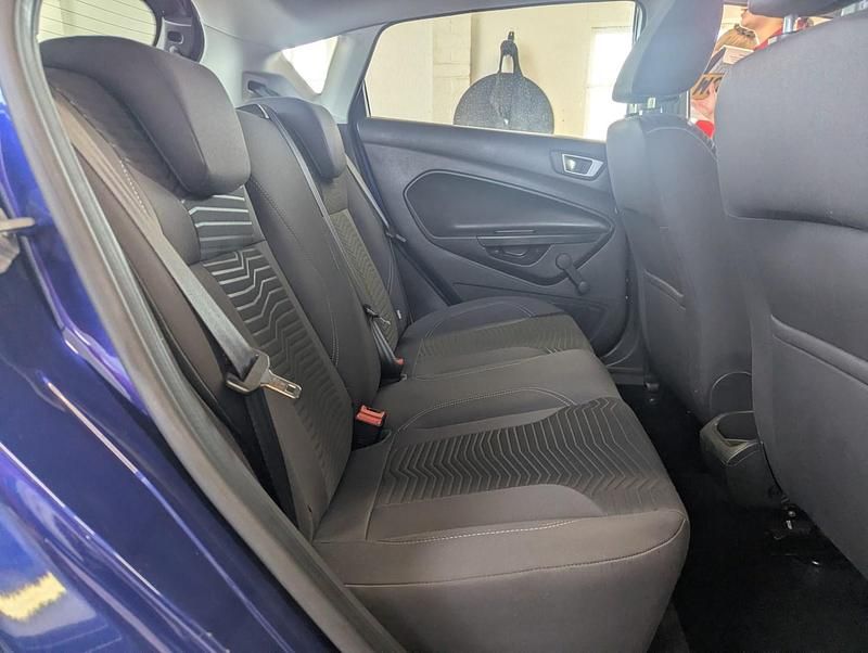 Używany Ford Fiesta Zetec 2014 Niebieski Hatchback