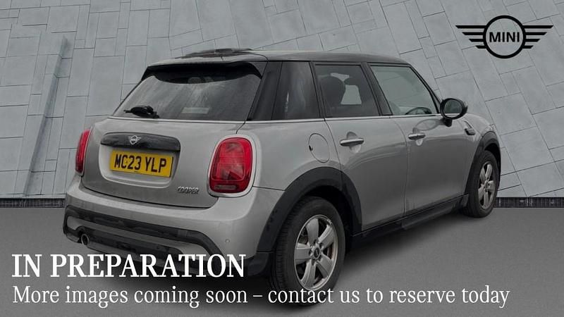 Usado Mini Cooper Classic 134 HP (98 kW) 2023 Prateado Citadino