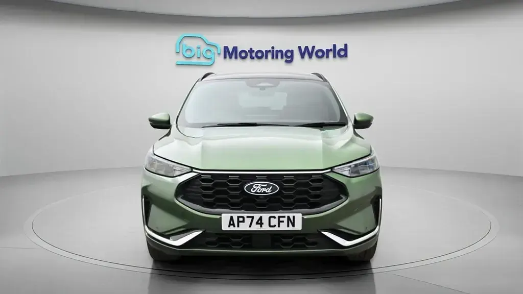 Second-hand Ford Kuga ST-Line X 243 CP (178 kW) 2024 Verde SUV