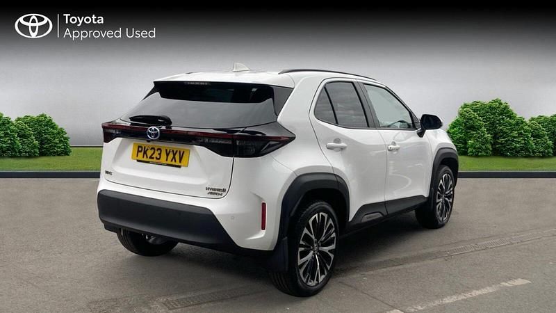 Used Toyota Yaris Hybrid City 116 HP (85 kW) 2022 Pure white Estate