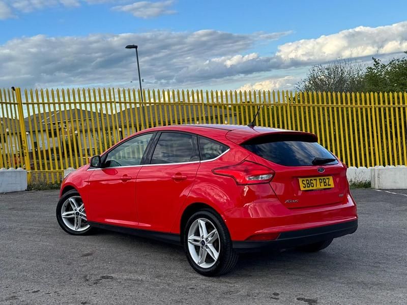 Used Ford Focus Zetec 125 HP (91 kW) 2017 Red Hatchback