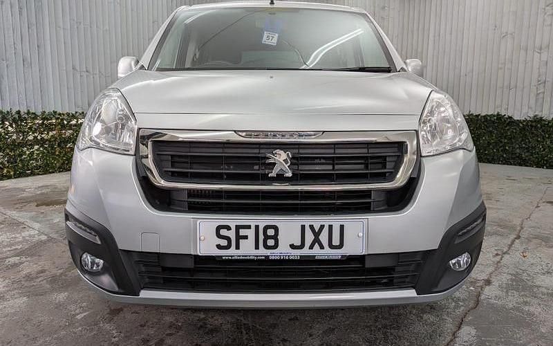 Used Peugeot TePee Active 99 HP (72 kW) 2018 Estate