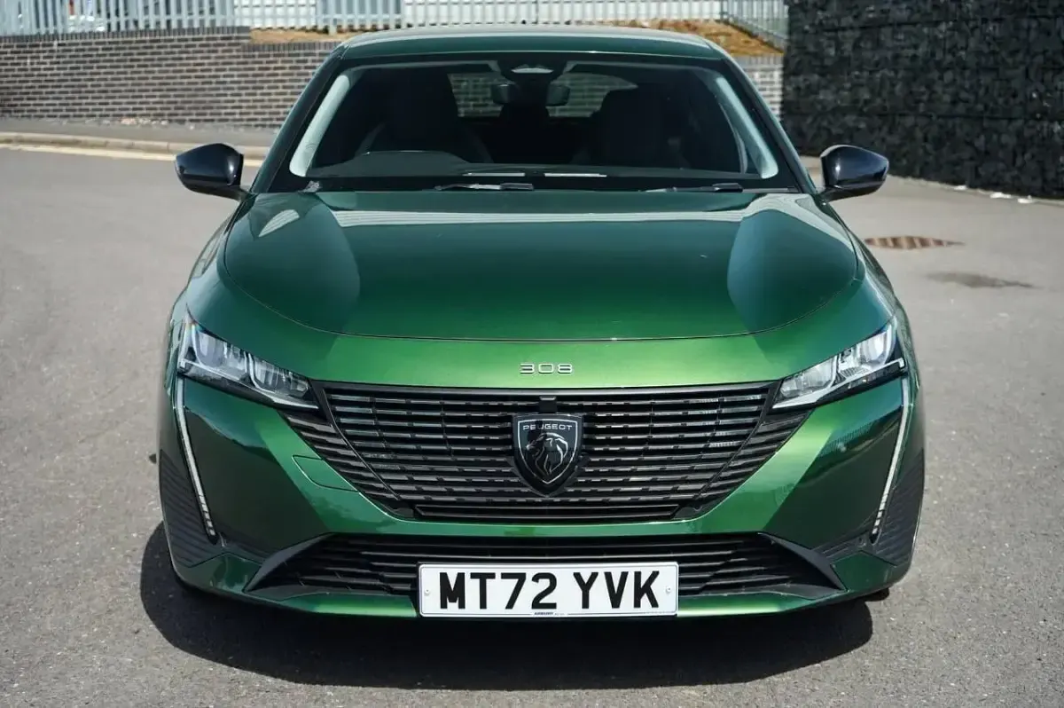 Usado Peugeot 308 Allure Premium 130 HP (95 kW) 2022 Verde Citadino