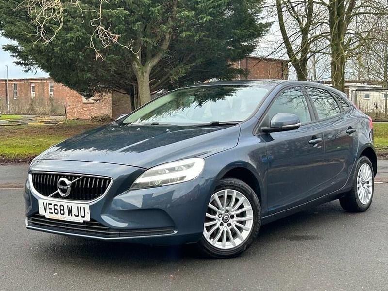 Used Volvo V40 Momentum 122 HP (89 kW) 2018 Blue Hatchback