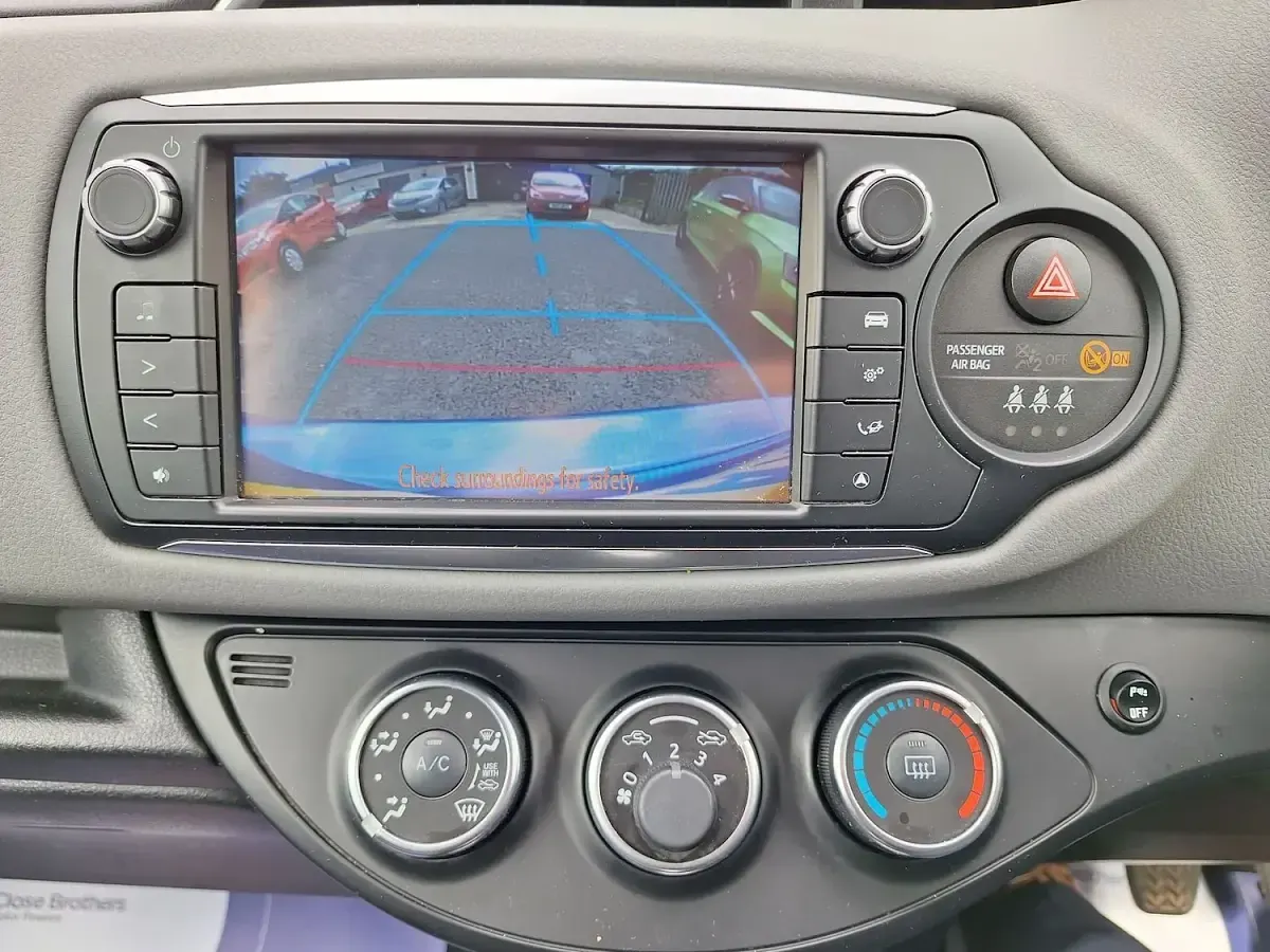Used Toyota Yaris 99 HP (72 kW) 2016 Blue Hatchback