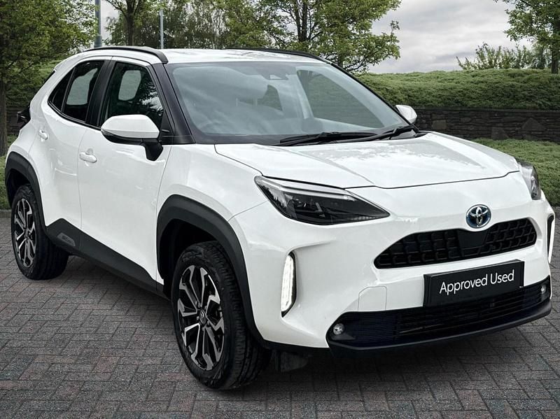 White Used 2024 Toyota Yaris Hybrid Design Hatchback | £21,985 (Expensive) - Image 1/4