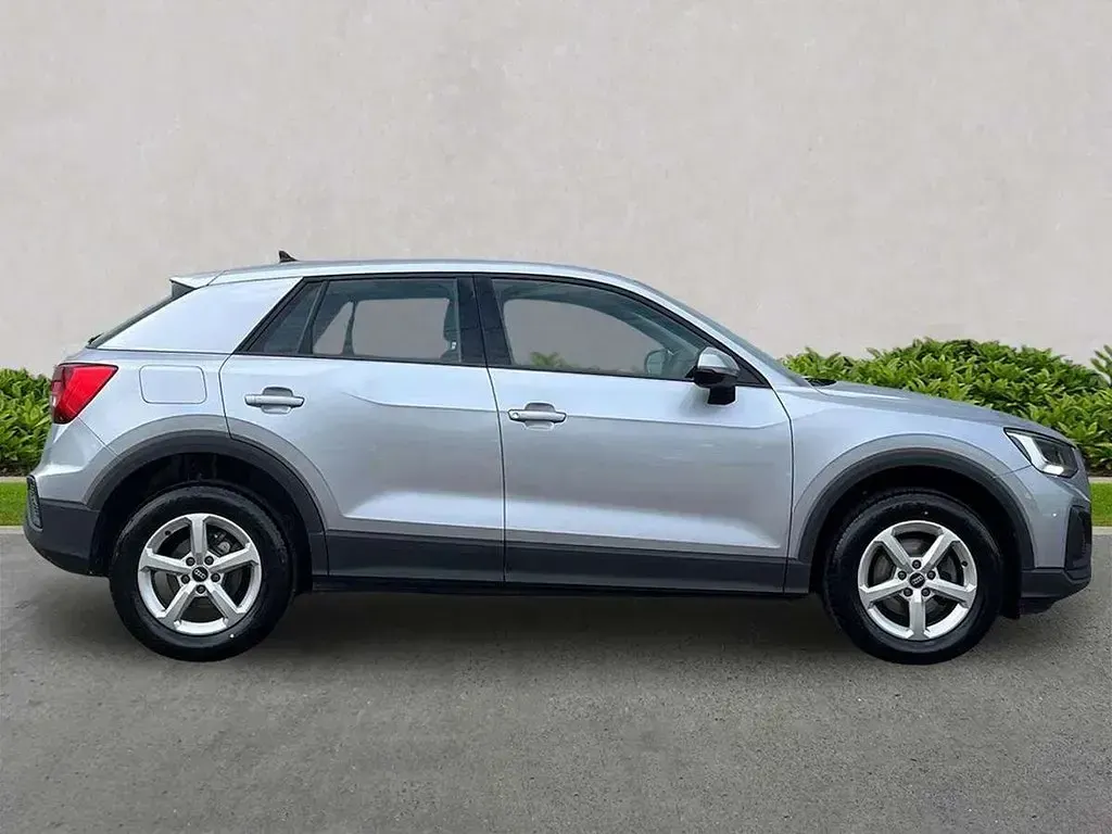 Usado Audi Q2 Design 110 HP (80 kW) 2023 Prateado SUV