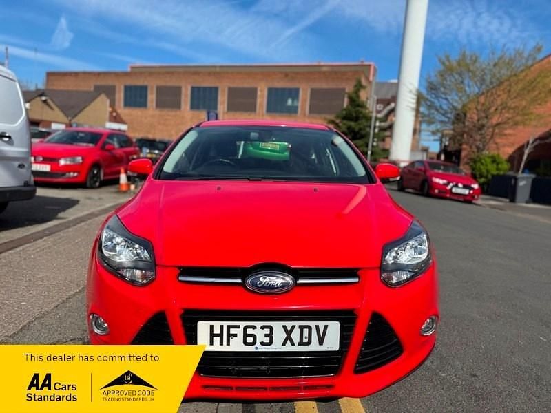 Used Ford Focus Titanium 125 HP (91 kW) 2013 Red Hatchback