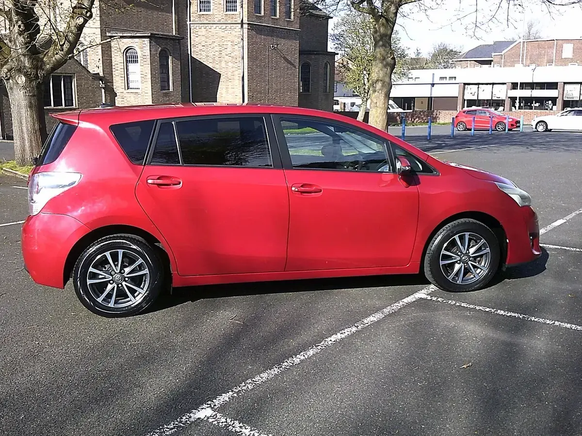 Used Toyota Verso 147 HP (108 kW) 2013 Red MPV