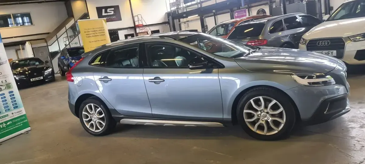 Begagnad Volvo V40 Pro 2018 Blå Halvkombi