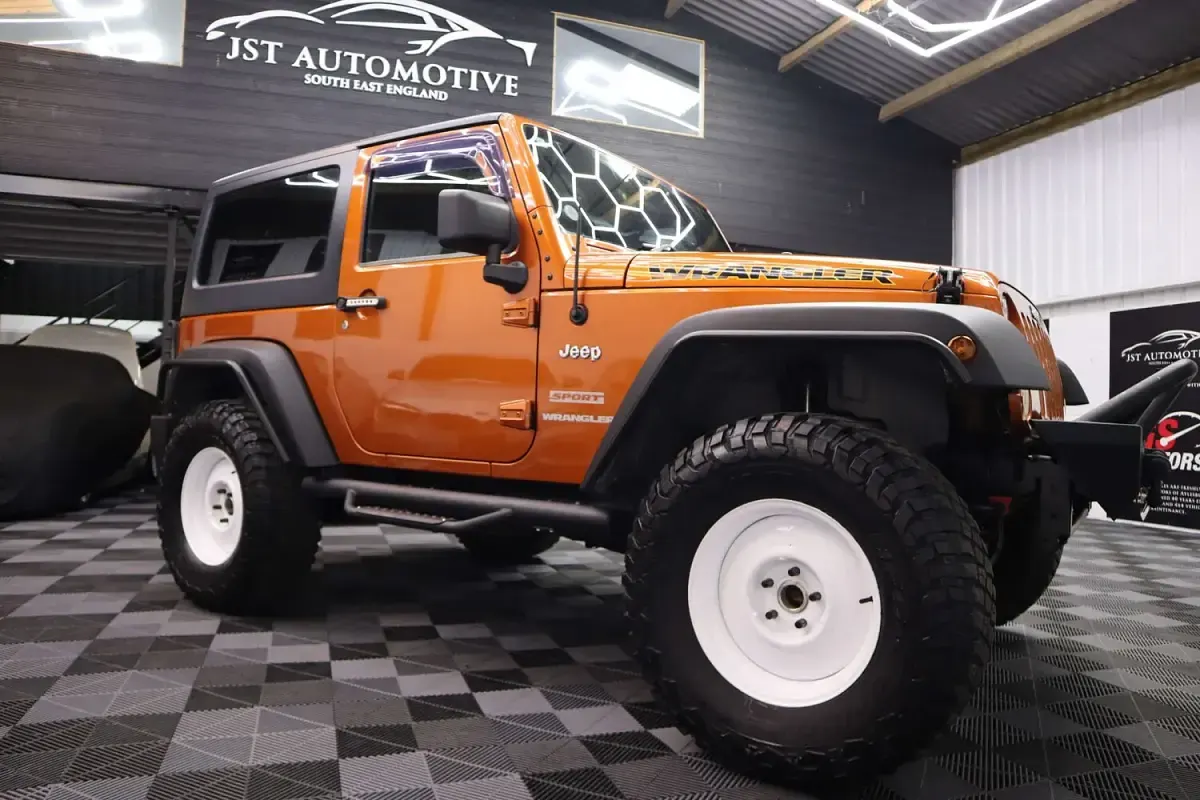 Used Jeep Wrangler Rubicon 196 HP (144 kW) 2011 Orange SUV
