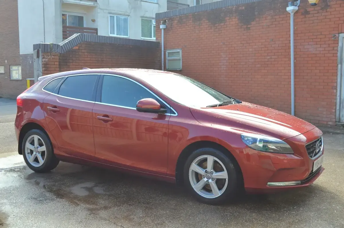 Used Volvo V40 SE 118 HP (86 kW) 2014 Red Hatchback