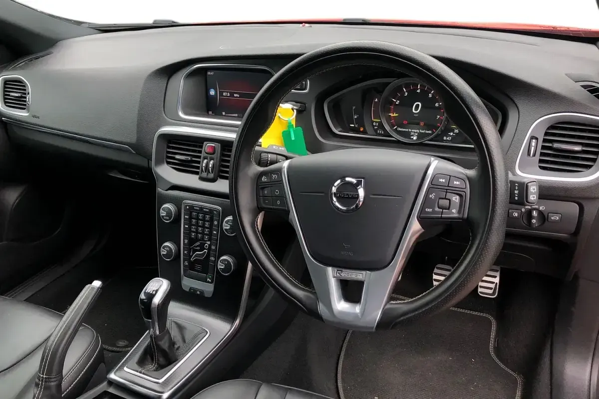 Used Volvo V40 R-Design 122 HP (89 kW) 2019 Red Hatchback
