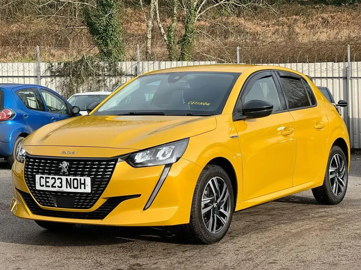 Used Peugeot 208 Allure+ 129 HP (94 kW) 2023 Yellow Hatchback
