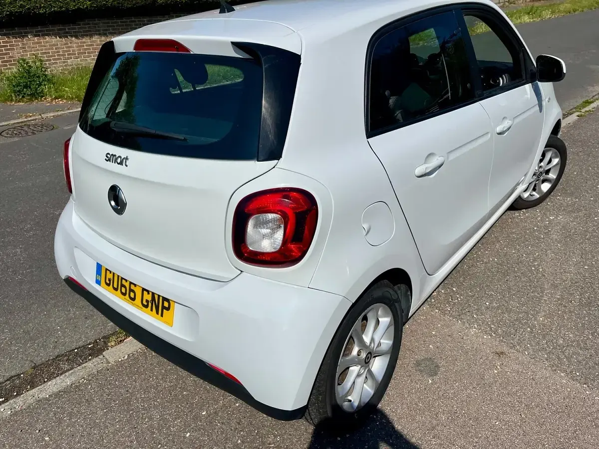 Used Smart ForFour Passion 71 HP (52 kW) 2016 White Hatchback