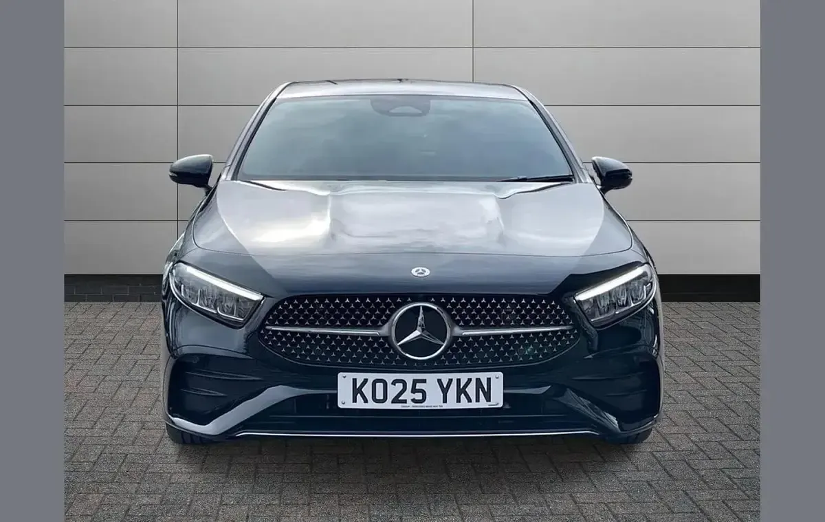 Begagnad Mercedes A200 Executive 161 HK (118 kW) 2025 Svart Halvkombi