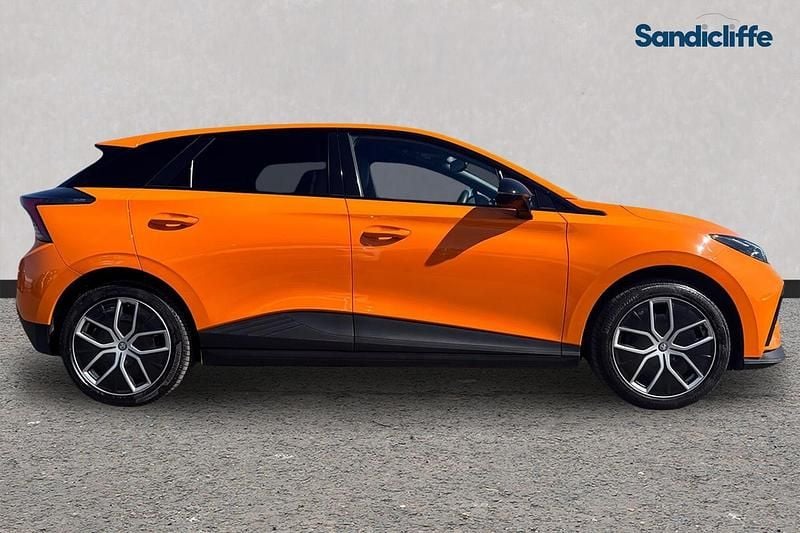 Begagnad MG MG4 EV Trophy 150 kW (204 HK) 2023 Orange Halvkombi