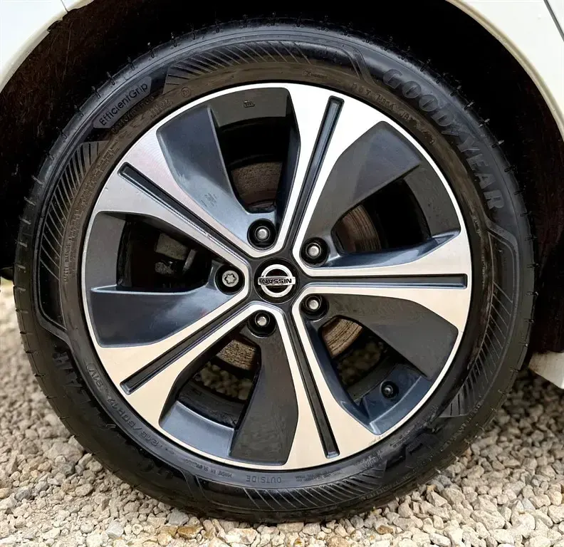 Used Nissan Leaf N-Connecta 110 kW (150 HP) 2020 White Hatchback