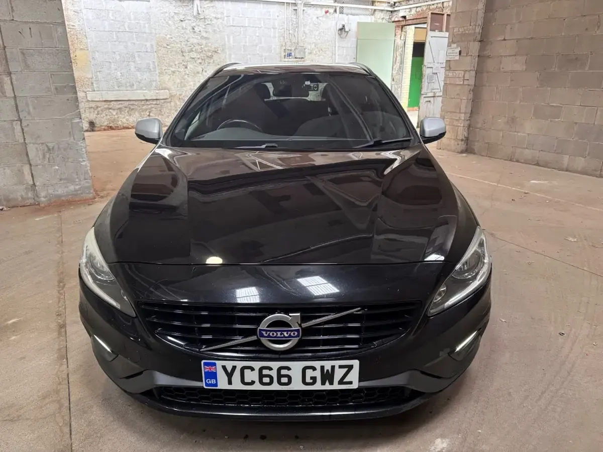 Usado Volvo V60 R-Design 2016 Negro Familiar
