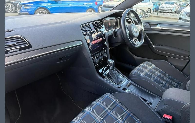 Used VW Golf VIII Advance 200 HP (147 kW) 2020 White Hatchback