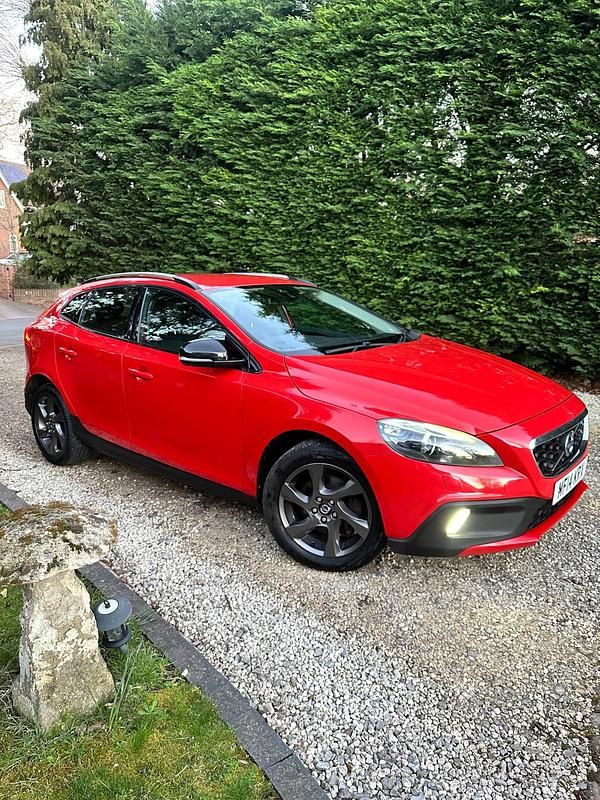 Used Volvo V40 2014 Red Hatchback