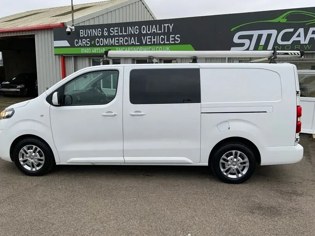 Second-hand Vauxhall Vivaro Sportive 150 CP (110 kW) 2021 Alb Monovolum