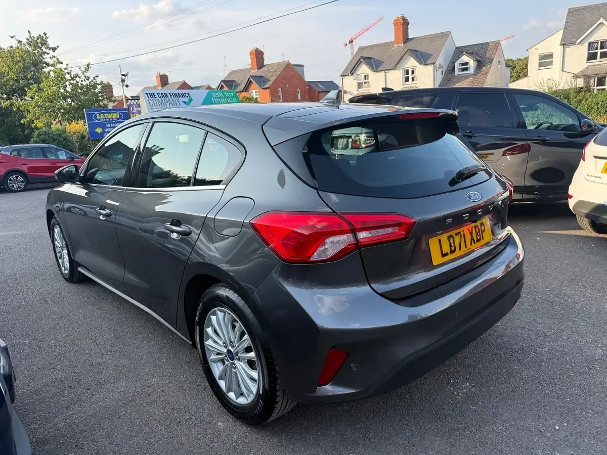 Used Ford Focus Titanium 125 HP (91 kW) 2021 Grey Hatchback