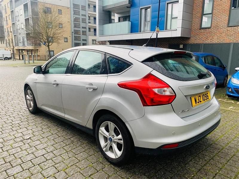 Used Ford Focus Zetec 125 HP (91 kW) 2014 Silver Hatchback