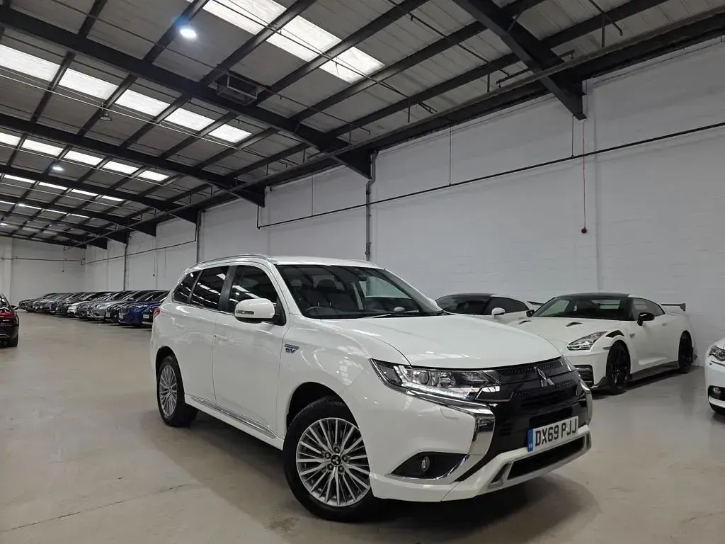 Used Mitsubishi Outlander P-HEV 220 HP (161 kW) 2020 White SUV