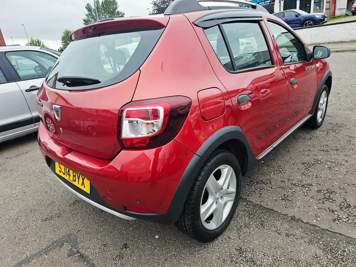 Used Dacia Sandero Lauréate 90 HP (66 kW) 2014 Red Hatchback