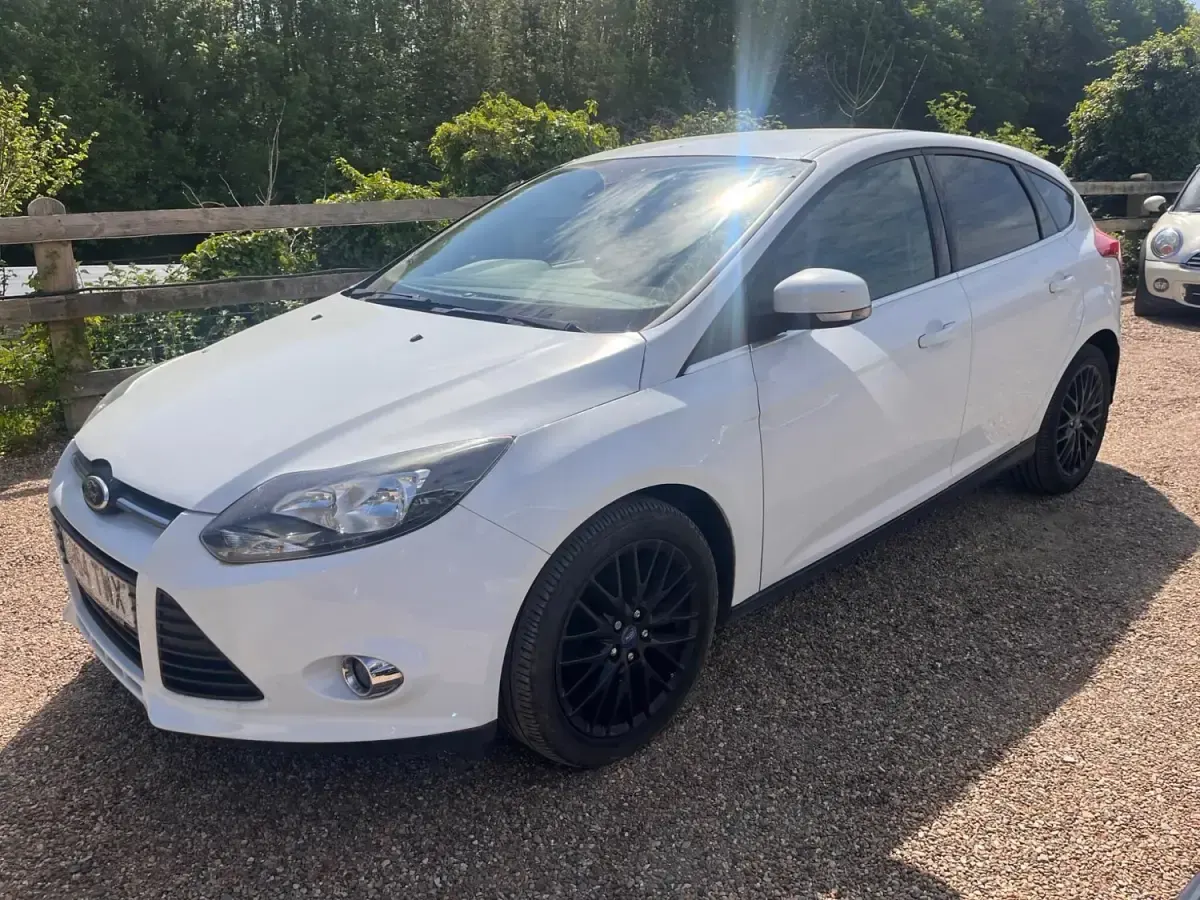 Begagnad Ford Focus Zetec 125 HK (91 kW) 2014 Vit Halvkombi