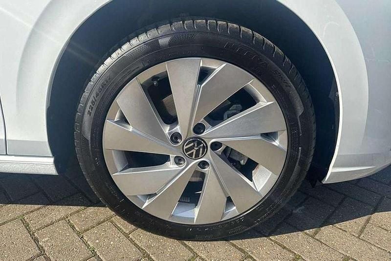 Used VW Golf VIII Style 130 HP (95 kW) 2023 White Hatchback