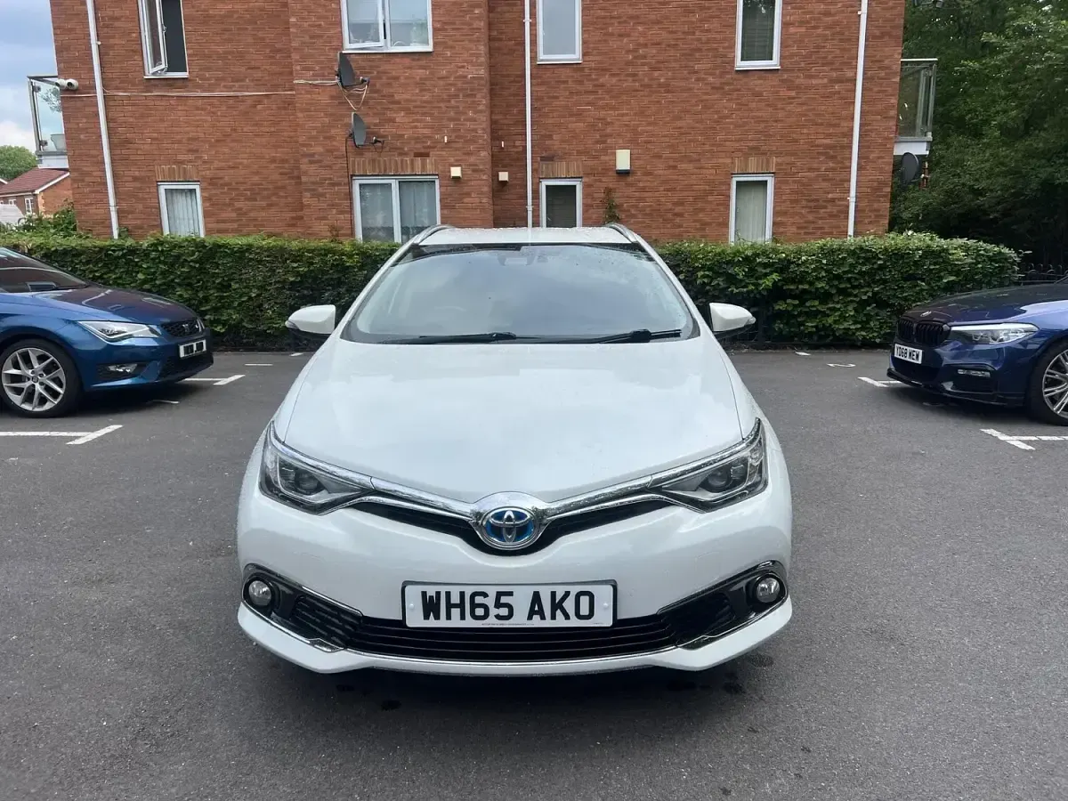 Used Toyota Auris Hybrid 2016 White Estate