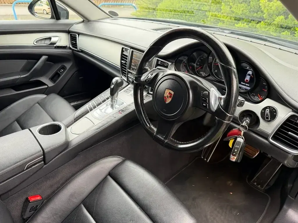Used Porsche Panamera 300 HP (220 kW) 2015 Black Hatchback