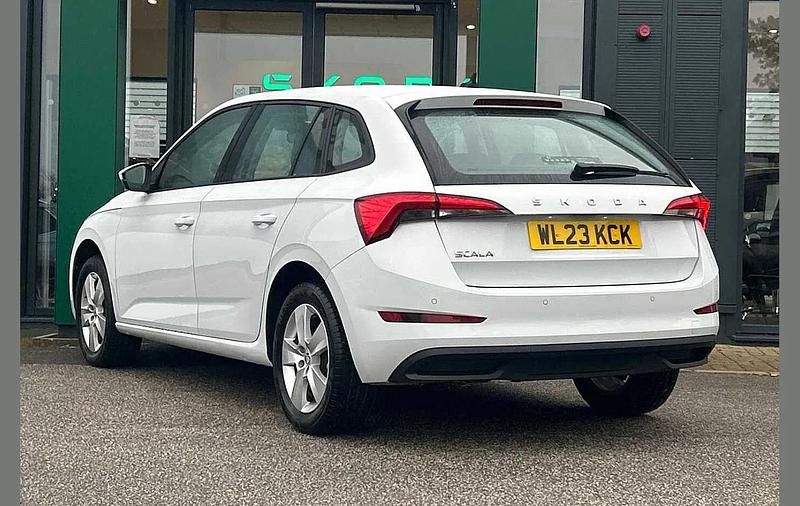 Used Skoda Scala SE 94 HP (69 kW) 2023 Moon white metallic Hatchback