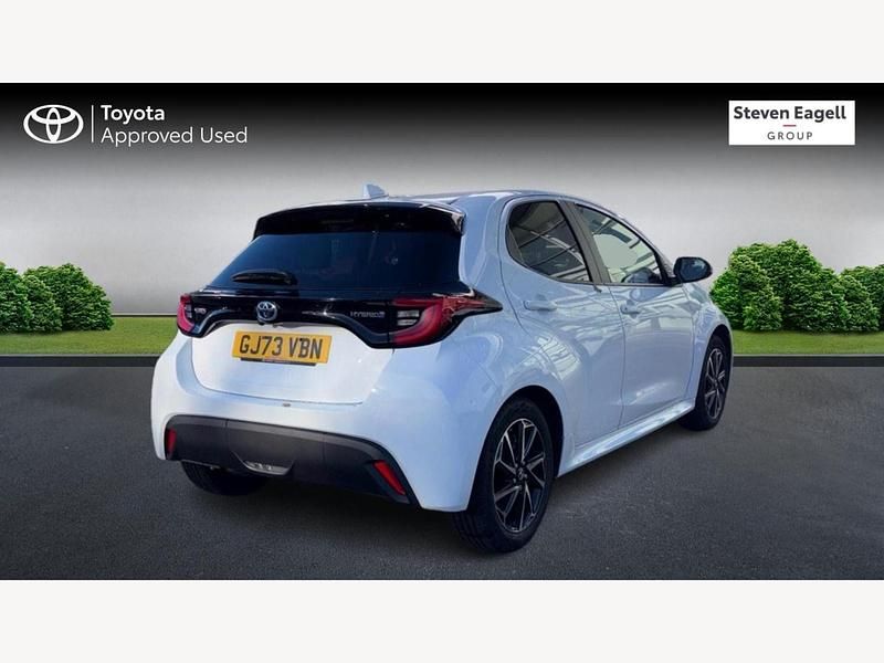 Used Toyota Yaris Hybrid Design 114 HP (83 kW) 2023 White Hatchback