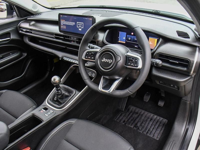 Used Jeep Avenger Altitude 100 HP (73 kW) 2024 White SUV