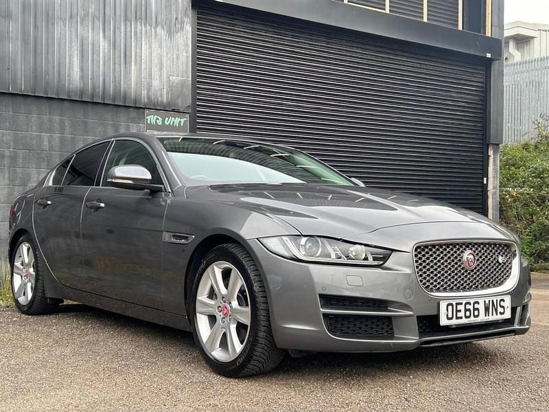 Begagnad Jaguar XE Portfolio 180 HK (132 kW) 2017 Grå Sedan