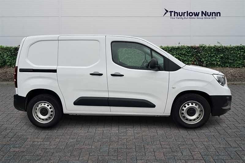 Used Vauxhall Combo 100 kW (136 HP) 2025 White MPV