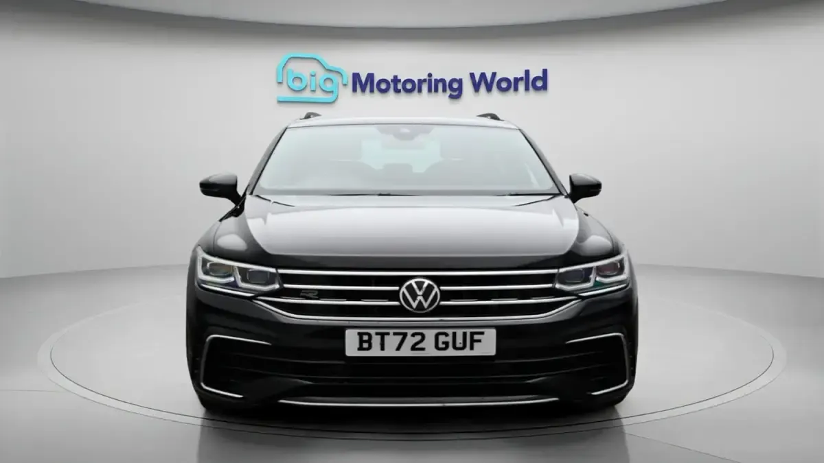 Second-hand VW Tiguan R-line 242 CP (177 kW) 2023 Negru SUV