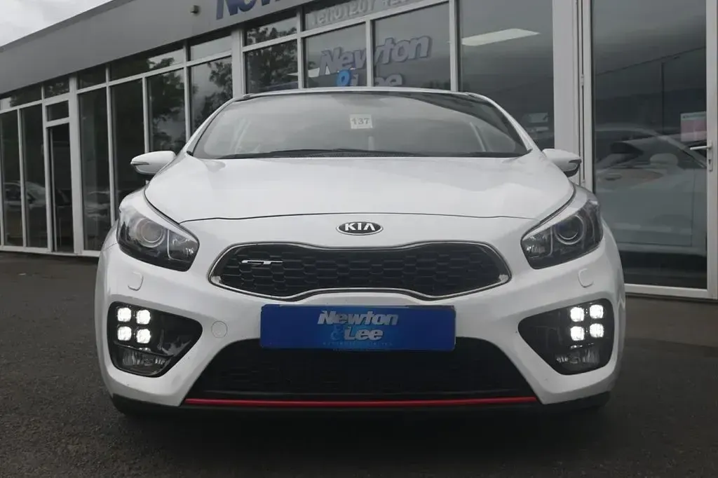 Used Kia ProCeed GT 201 HP (147 kW) 2016 White Hatchback