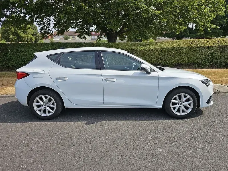 Used Seat Leon SE 110 HP (80 kW) 2022 White Hatchback
