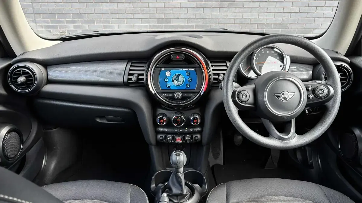 Used Mini Cooper Classic 134 HP (98 kW) 2020 Green Hatchback