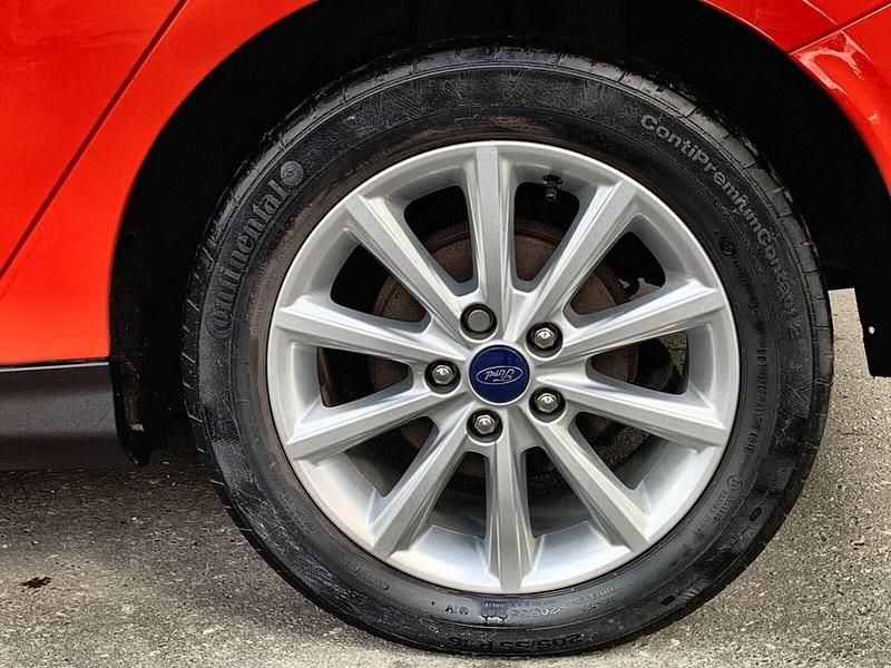Begagnad Ford Focus Titanium 2018 Röd Halvkombi
