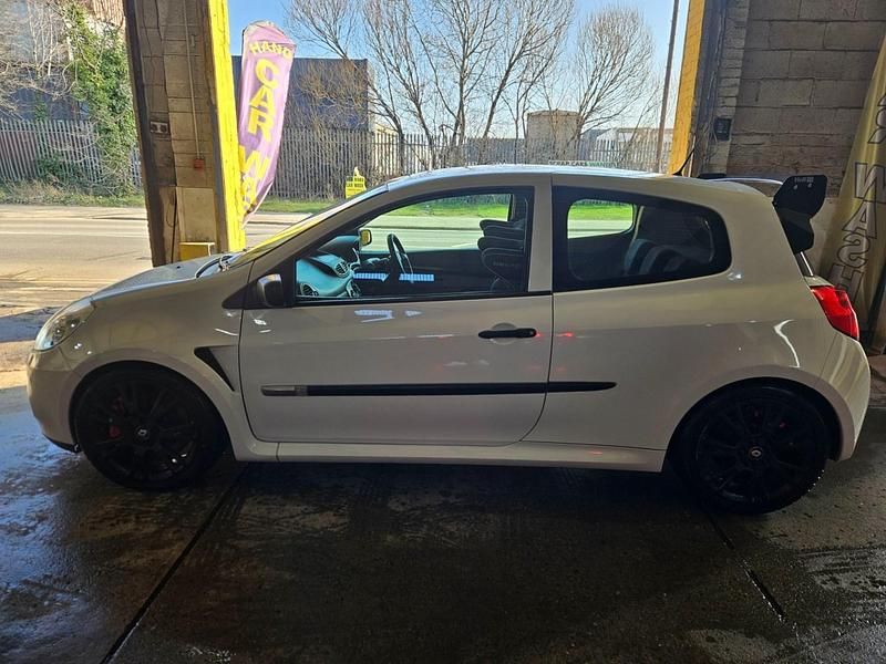 Used Renault Clio II 197 HP (144 kW) 2008 White Hatchback