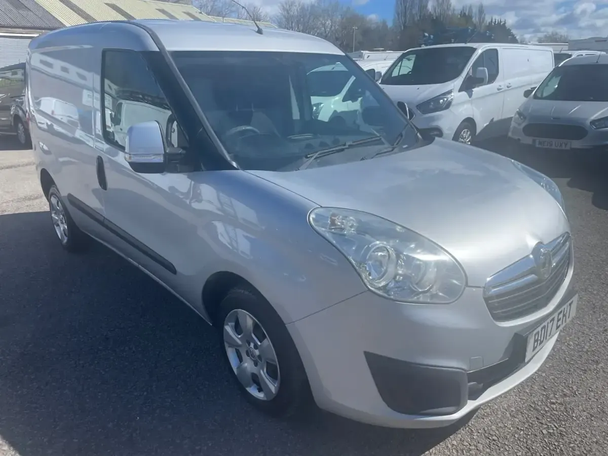 Second-hand Vauxhall Combo Sportive 95 CP (69 kW) 2017 Argintiu Monovolum