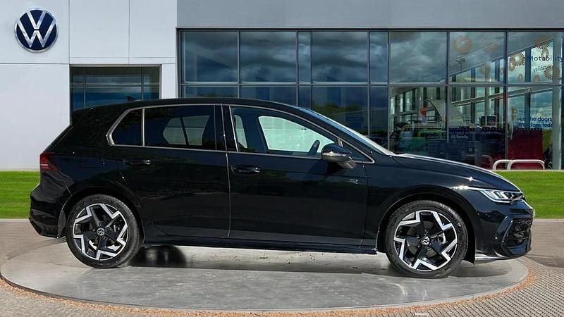 Second-hand VW Golf VIII R-line 150 CP (110 kW) 2025 Negru