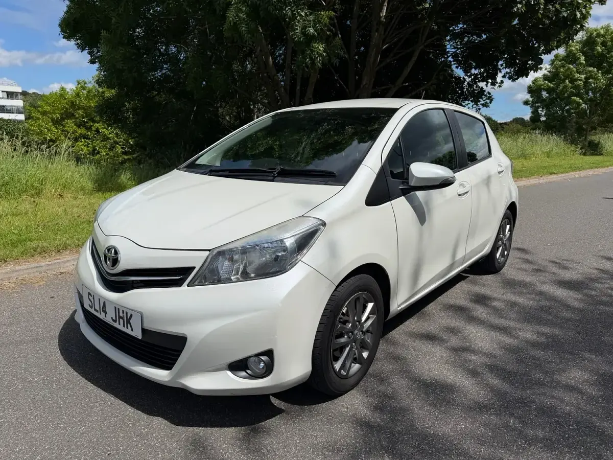 Used Toyota Yaris 99 HP (72 kW) 2014 White Hatchback
