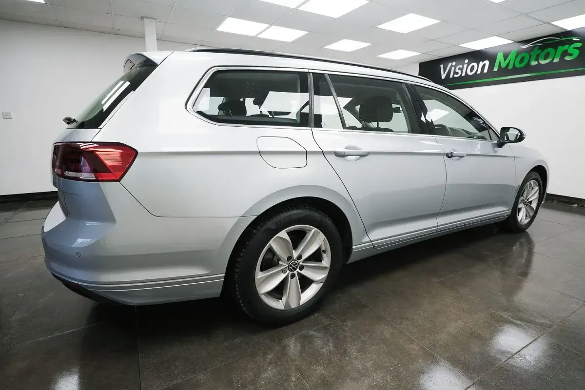 Used VW Passat SE 150 HP (110 kW) 2022 Silver Estate
